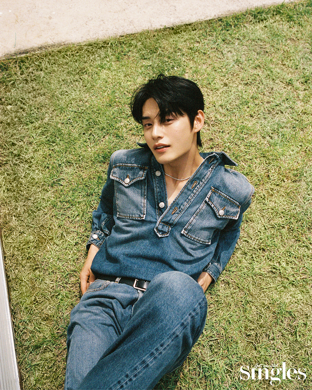 지웅이 알렉산더 맥퀸을 착용하고 촬영한 싱글즈 화보